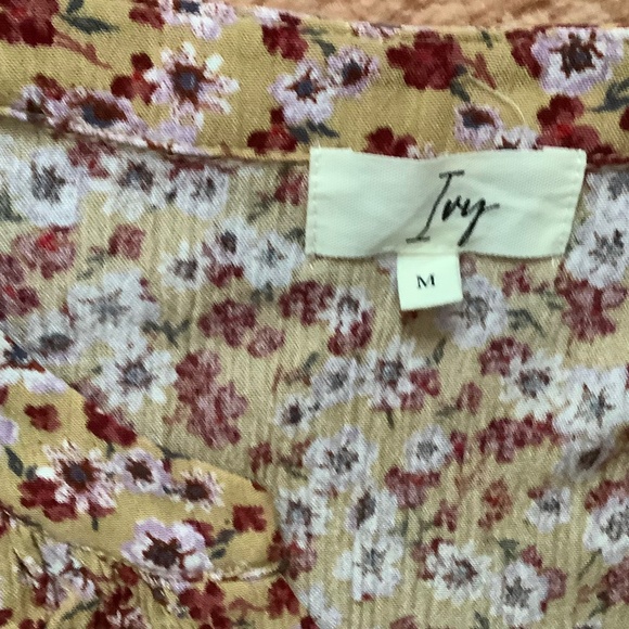 5 Medium sized Tops - Picture 8 of 10